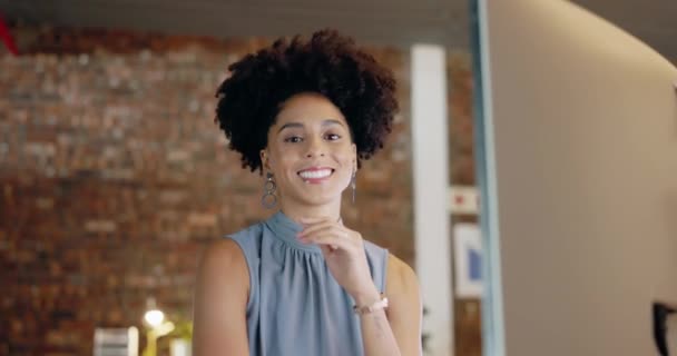 Affärskvinna Ansikte Och Leende Vid Datorn Kontoret För Lycka Motivation — Stockvideo