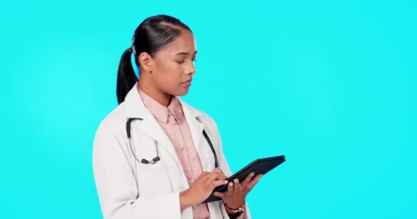 阅读和一个医生与医疗保健平板隔离在一个蓝色背景的工作室 滚动和女性Gp浏览技术为医疗时间表和考虑 — 图库视频影像