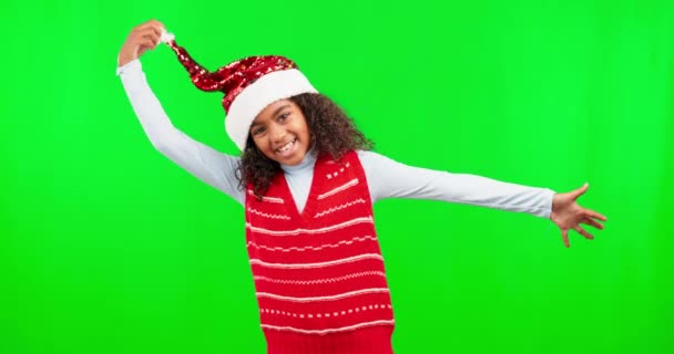 绿色屏幕和女孩与圣诞服装 兴奋和庆祝在工作室的背景 肖像画 年轻人和穿着圣诞服装的女孩 背景上的快乐和快乐 — 图库视频影像