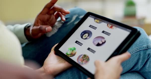 Tablet Scherm Online Winkelen Handen Van Paar Voor Voedsel Keuze — Stockvideo