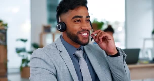 愉快的商人 呼叫中心和在办公室提供客户服务或支持的电脑耳机咨询 友好的男性顾问代理在工作场所谈论耳机以获得在线建议 — 图库视频影像