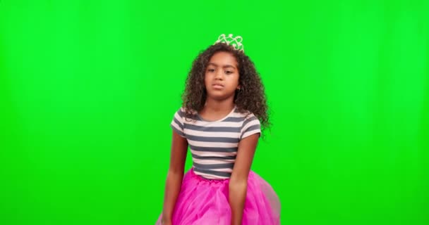 王冠やティアラを持つ妖精の王女としてスタジオで緑の画面の背景に子供 杖と女の子 魔法やファンタジーで幸せと愛らしい小さな女性の子供オンChromakey Mokup — ストック動画