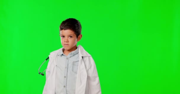 儿童和一名男医生在绿色屏幕背景下在工作室医疗保健或保险 孩子们 胳膊交叉 药物与一个男孩看起来严重的医疗 — 图库视频影像