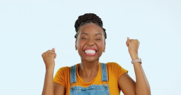 Возбужденное Лицо Танец Черная Женщина Празднуют Достижения Цели Успеха Приз — стоковое видео