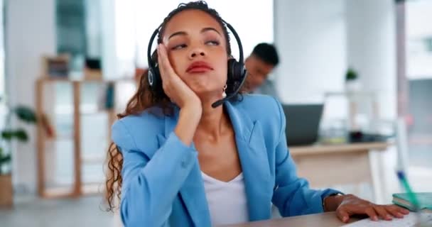 呼叫中心 办公室里疲惫无聊的女人 懒散或无趣的时候检查时间 电话推销 顾问和伤心的人 疲乏或销售代理人以及疲惫不堪的工作场所雇员 — 图库视频影像