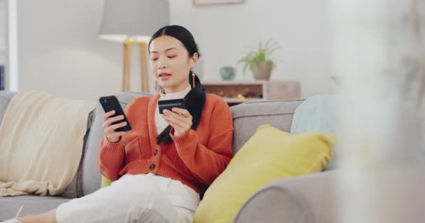Щаслива Жінка Кредитна Картка Телефон Дивані Онлайн Економність Платежі Азійська — стокове відео