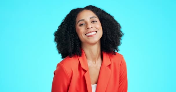 Cara Sonrisa Risa Mujer Negocios Estudio Aislado Sobre Fondo Azul — Vídeos de Stock