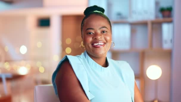 微笑和一个在办公室工作的黑人商业女人 她对公司未来的成功充满了憧憬 一个女员工一边朝自己的愿景努力 一边笑着的形象 快乐而有趣 — 图库视频影像