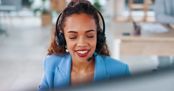 商务女性 呼叫中心和面对咨询与耳机在电脑上客户服务或支持 快乐的女性咨询员在个人电脑上与耳机通话 以获得在线建议或帮助 — 图库视频影像