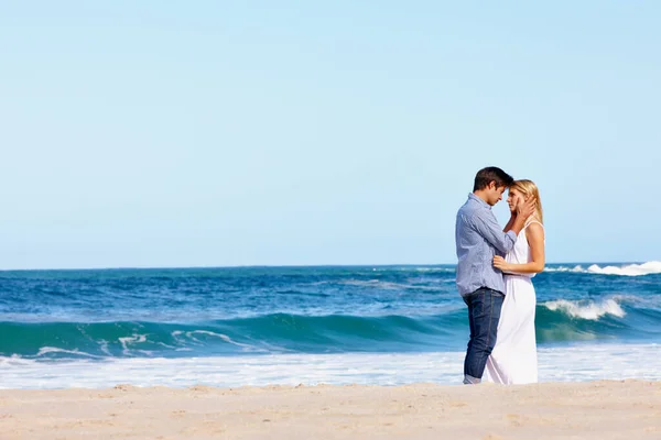 你让这个假期变得完美一对快乐的年轻夫妇在海滩上共度浪漫的一天 — 图库照片