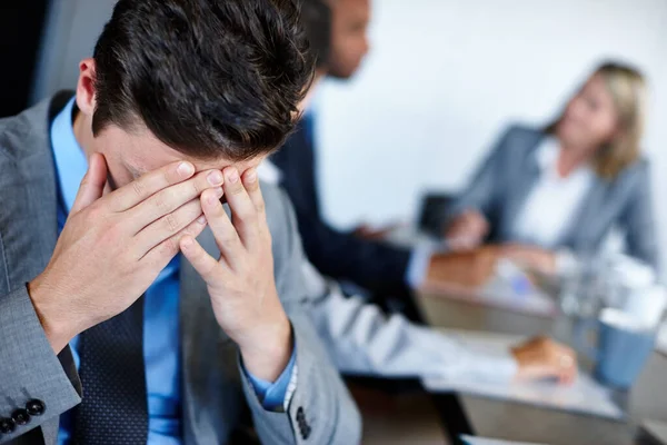 Nie Zniosę Tego Dłużej Młody Biznesmen Cierpiący Stres Podczas Spotkania — Zdjęcie stockowe