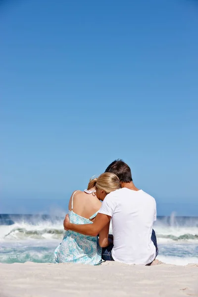 海滨是我的避风港 一对恋人坐在水边的背景图片 — 图库照片