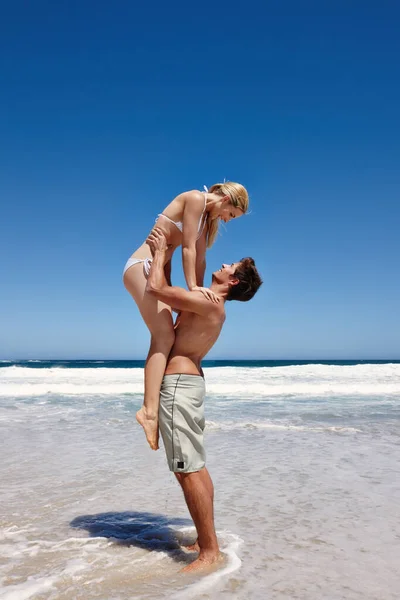 海洋的一天 一对快乐的年轻夫妇在海滩上共度浪漫的一天 — 图库照片