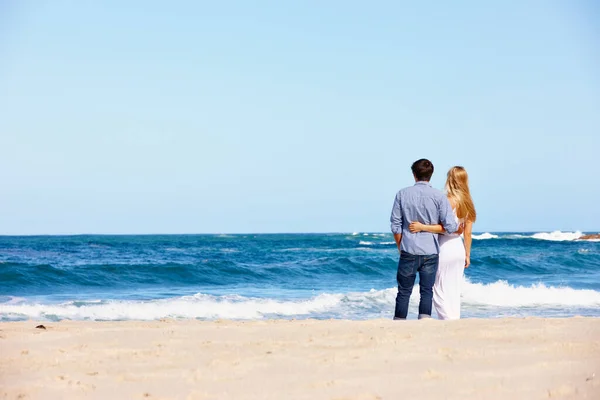 海边的宁静 一对深情的夫妻凝视着大海的后视镜 — 图库照片