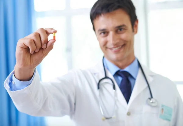 Jedna Pilulka Všechny Vyléčí Pohledný Mladý Lékař Který Drží Tabletu — Stock fotografie