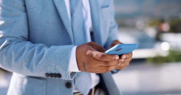 Mensaje Texto Teléfono Manos Hombre Negro Ciudad Para Comunicación Redes — Vídeo de stock