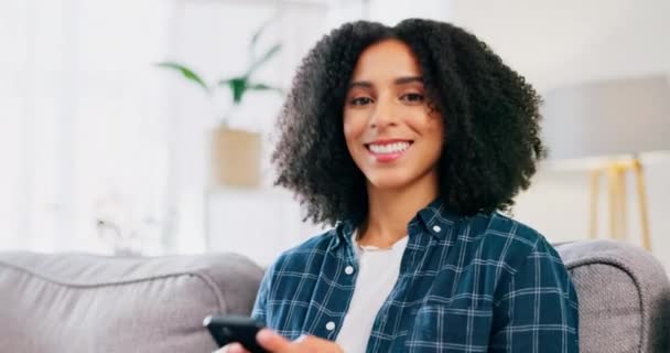 Gesicht Glückliche Und Schwarze Frau Auf Einem Sofa Mit Telefon — Stockvideo