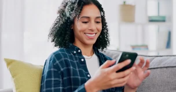 Teléfono Mujer Feliz Negro Sofá Con Las Redes Sociales Broma — Vídeos de Stock