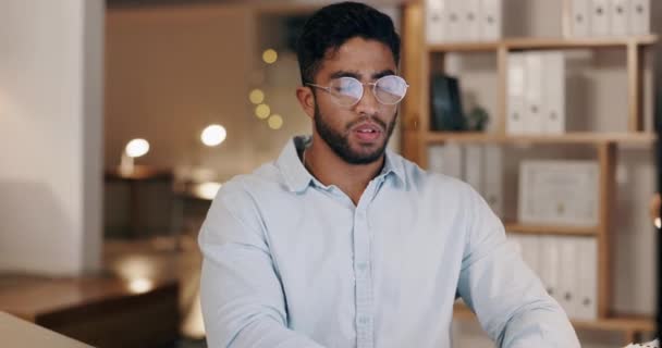Baş Ağrısı Stres Bilgisayardaki Adam Endişeli Sorunlu Gözlük Yüzünden Göz — Stok video