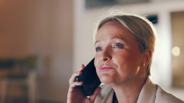 Negocios Nocturnos Mujer Feliz Llamada Telefónica Teléfono Inteligente Para Comunicación — Vídeo de stock