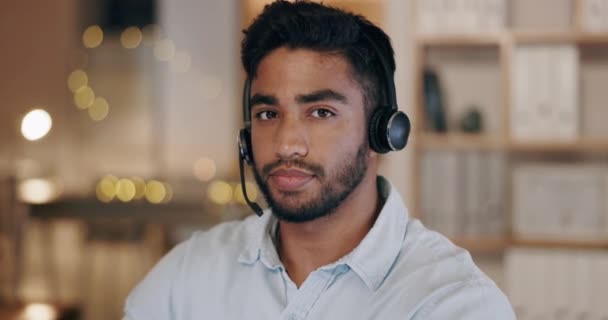 Call Center Hombre Cara Servicio Cliente Sonrisa Consultor Ventas India — Vídeo de stock