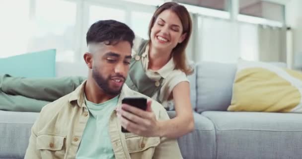Laptop Telepon Dan Pasangan Bersantai Ruang Tamu Saat Online Untuk — Stok Video
