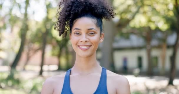 Fitness Mujer Feliz Cara Corredor Parque Para Hacer Ejercicio Entrenamiento — Vídeos de Stock