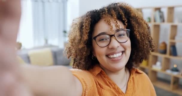 Cara Mão Sinal Paz Por Mulher Negra Sorrir Para Selfie — Vídeo de Stock