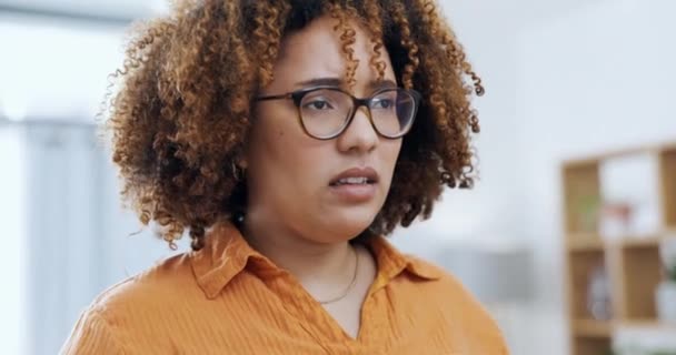 Stres Baş Ağrısı Oturma Odasında Anksiyetesi Olan Siyah Kadın Endişe — Stok video