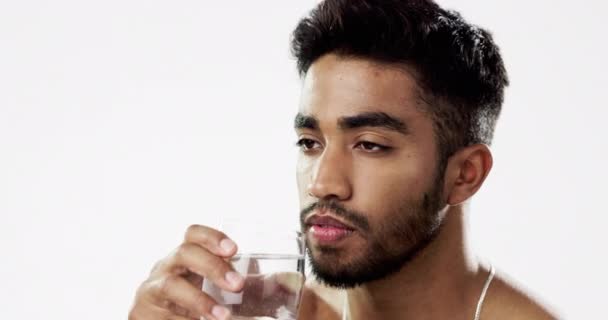 Homem Água Potável Hidratação Saúde Com Rosto Sério Vidro Mão — Vídeo de Stock