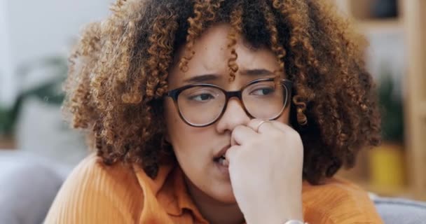 Ansiedad Preocupación Mordeduras Uñas Por Mujer Negra Sofá Con Miedo — Vídeos de Stock