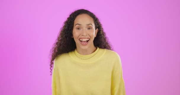 Stüdyodaki Kadının Mutlu Hayal Kırıklığına Uğramış Yüzü Pembe Arka Planda — Stok video