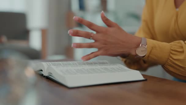 Adorazione Della Bibbia Preghiera Mani Donna Che Pregano Aiuto Spirituale — Video Stock