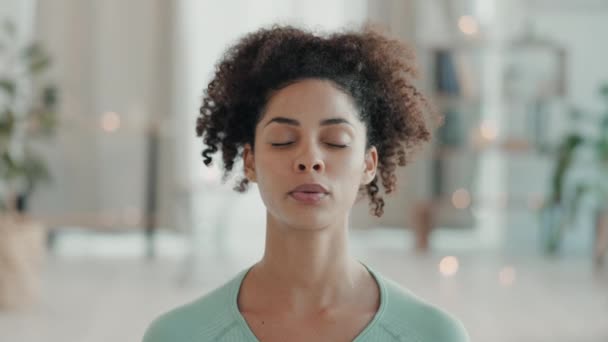 Yoga Kvinna Andas Och Hem För Ung Blandras Kvinnliga Ansikte — Stockvideo