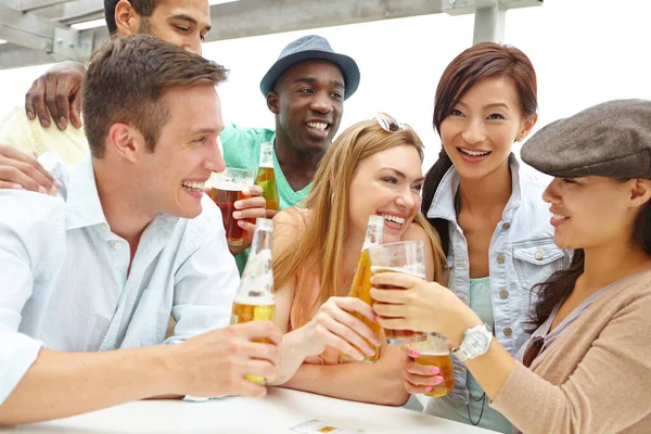 맥주는 사람들을 모이게 합니다 친구들 이술을 마시고 식당에서 즐거운 시간을 — 스톡 사진
