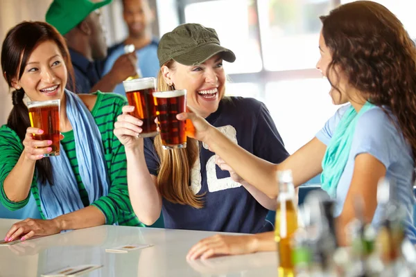Mais Três Namoradas Chutando Volta Com Algumas Bebidas Bar Assistindo — Fotografia de Stock