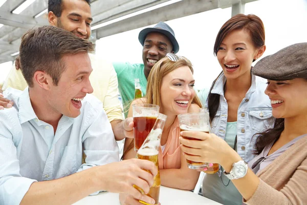 Diese Kommen Gut Eine Gruppe Von Freunden Trinkt Und Amüsiert — Stockfoto