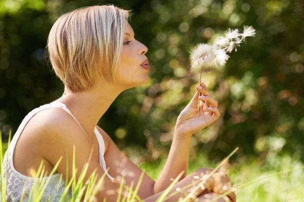 Making Wish Attractive Young Woman Blowing Dandelion Open Field — Stock Photo, Image