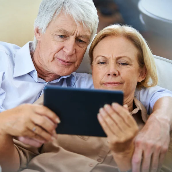Making Cozy Connection Happy Elderly Couple Watching Something Digital Tablet — Stock Photo, Image