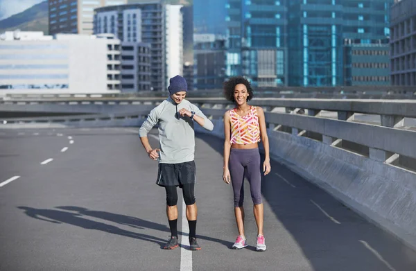 Bringt Mich Zum Laufen Und Lachen Zwei Freunde Joggen Gemeinsam — Stockfoto