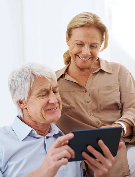 Takie Urocze Para Seniorów Korzystająca Tabletu Cyfrowego — Zdjęcie stockowe