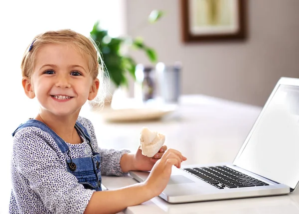 Próxima Grande Coisa Retrato Uma Menina Feliz Usando Laptop Enquanto — Fotografia de Stock