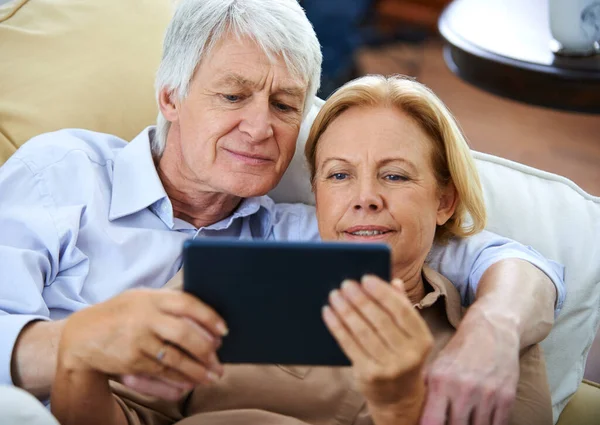 Theyve Got Comfortable Connection Happy Elderly Couple Watching Something Digital — Stock Photo, Image