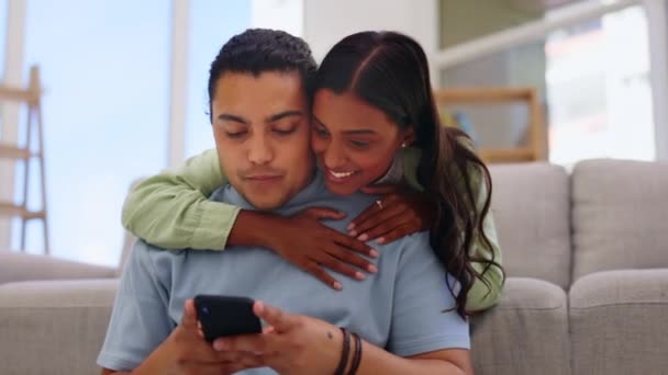 Pareja Feliz Amor Abrazo Con Teléfono Celular Sala Estar Publicación — Vídeos de Stock