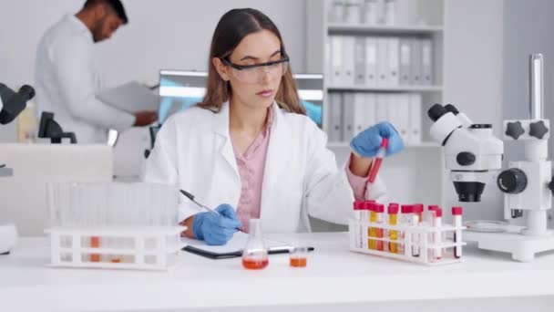 Análisis Muestras Científicos Mujeres Sangre Laboratorio Para Investigación Médica Comprobación — Vídeos de Stock