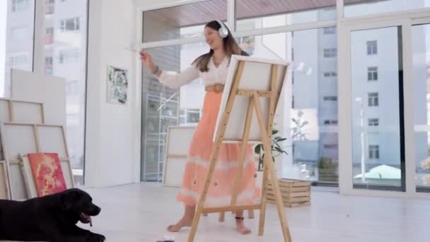 Musique Joyeux Peintre Dansant Fille Peignant Sur Toile Dans Studio — Video