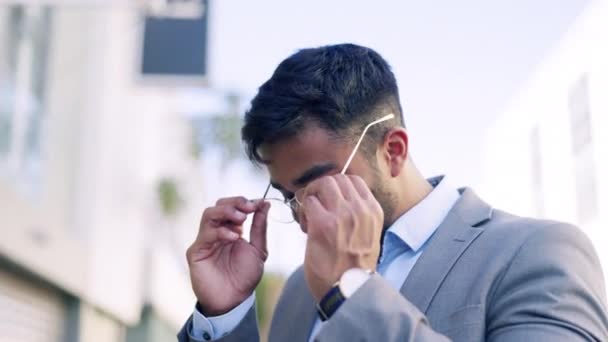 Stad Leende Och Indisk Affärsman Med Glasögon Självförtroende Och Vision — Stockvideo