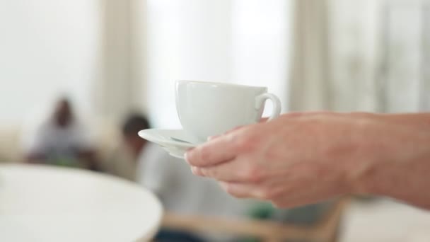 Copo Café Garçom Com Café Para Mãos Cliente Servindo Uma — Vídeo de Stock