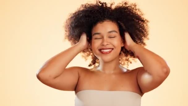 Afro Shake Péče Vlasy Krásu Ženské Tváře Studiu Izolované Hnědém — Stock video