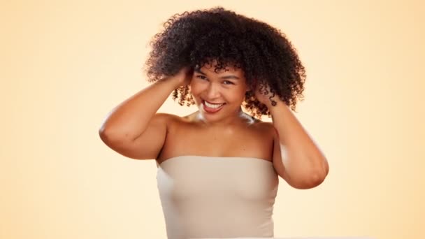 Yüz Silkme Saç Bakımı Stüdyodaki Güzel Kadın Kahverengi Bir Arka — Stok video